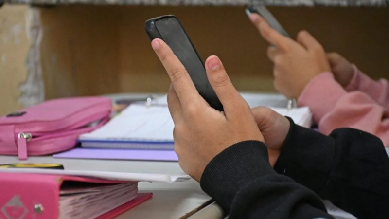 Polémica: autorizan el uso de teléfonos en las escuelas de Mendoza Polémica: autorizan el uso de teléfonos en las escuelas de Mendoza