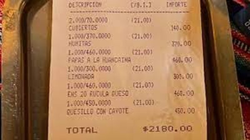 ¿Caro o barato?: tuiteó el ticket de lo que pagó por una cena para dos personas y provocó un debate ¿Caro o barato?: tuiteó el ticket de lo que pagó por una cena para dos personas y provocó un debate