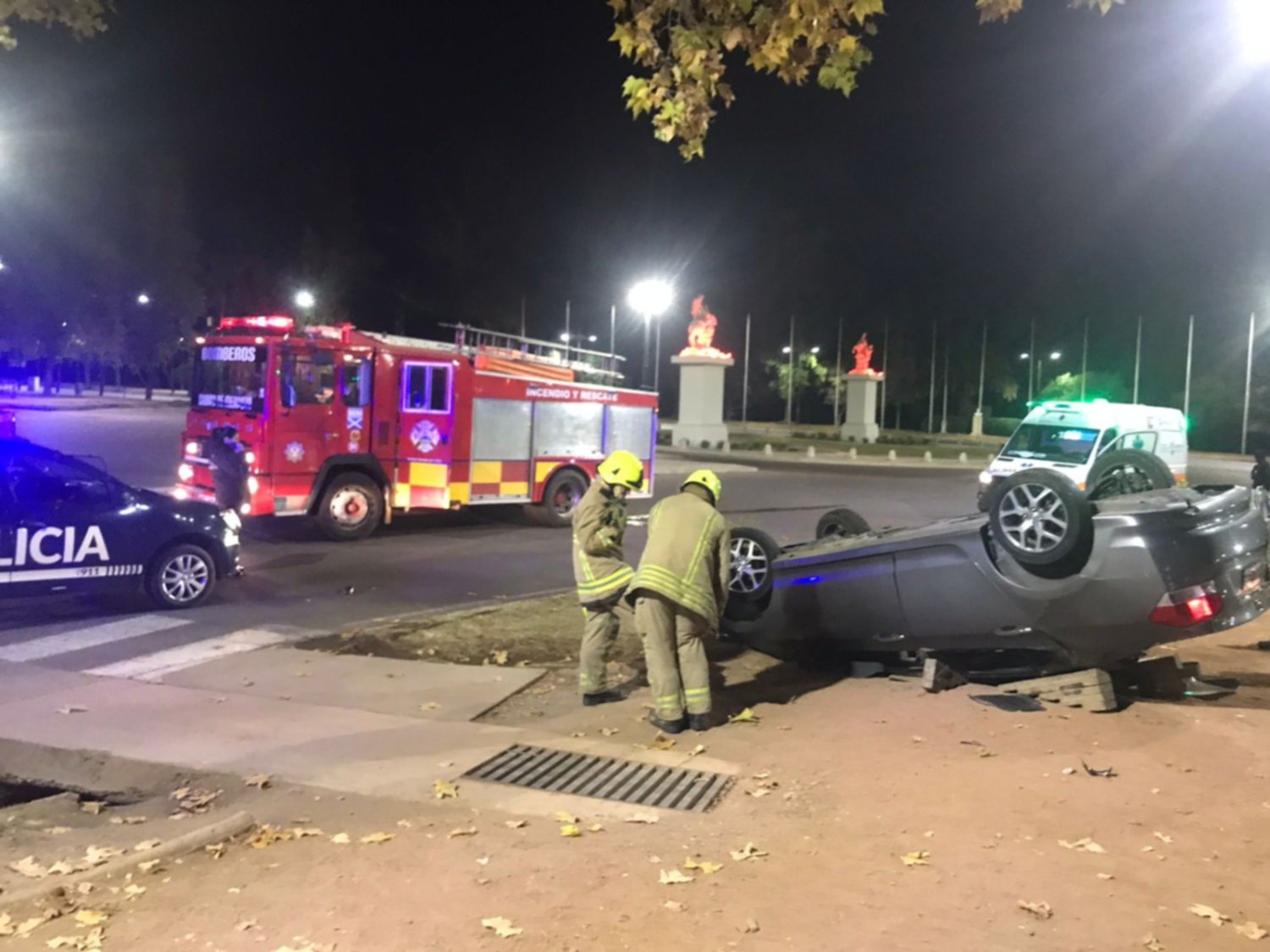 Dos jóvenes quedaron heridos luego de volcar en el Parque General San Martín