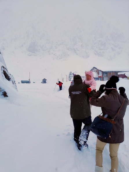 Gendarmes asisten a familias varadas en alta montaña por el temporal en Mendoza