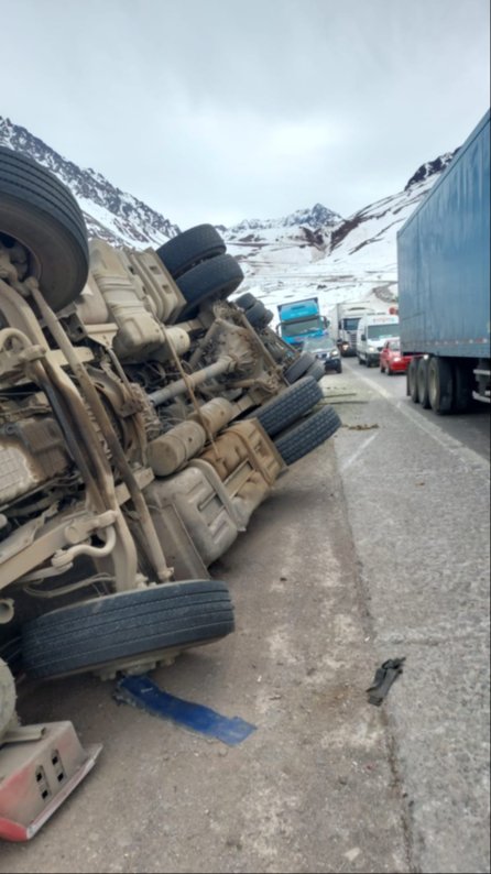 En fotos: tremendo vuelco de un camión en alta montaña 