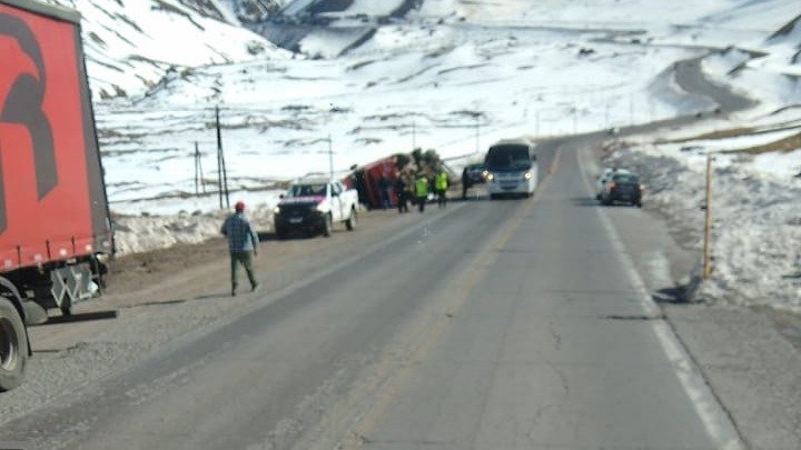 En fotos: tremendo vuelco de un camión en alta montaña 