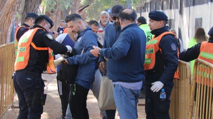 Detuvieron a 24 barras en medio del partido de la Lepra vs. Independiente