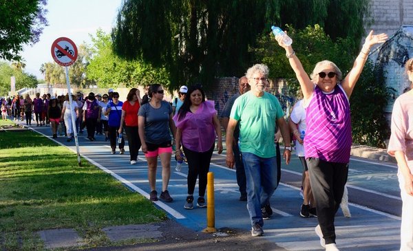 Camminare che incoraggi gli anziani a muoversi per il loro benessere