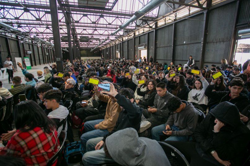 El intendente Ulpiano Suarez y estudiantes secundarios pensando en el mundo laboral