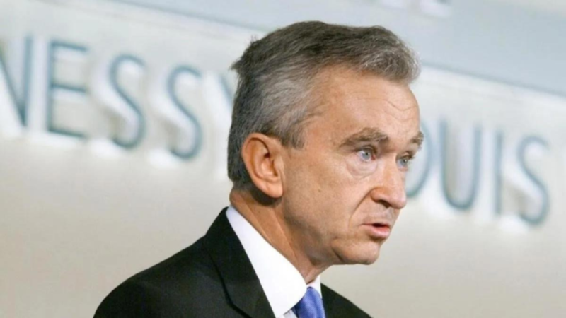 El multimillonario francés que desplazó a Elon Musk como el hombre más rico del mundo