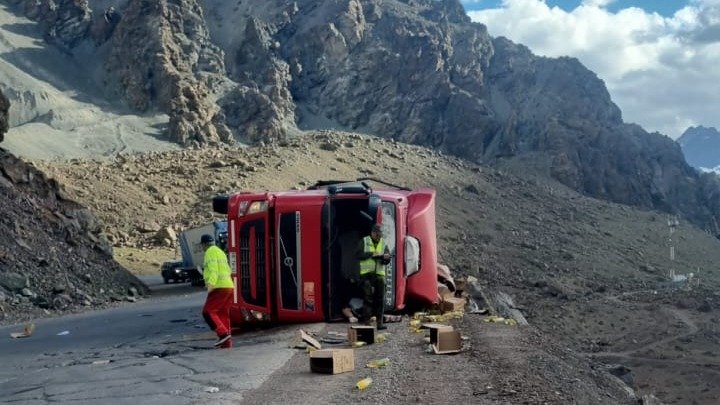 Siniestro fatal en alta montaña deja tres muertos, un camión volcado y un auto destrozado 